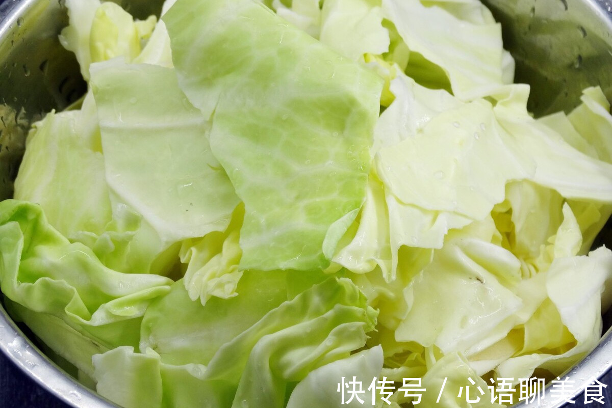 饭店|做手撕包菜,别再直接炒了,多做1步,更香更爽脆,比饭店的好吃