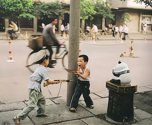 孩子|十张讽刺插图，揭示孩子现代童年和过去童年区别，家长看完会沉默