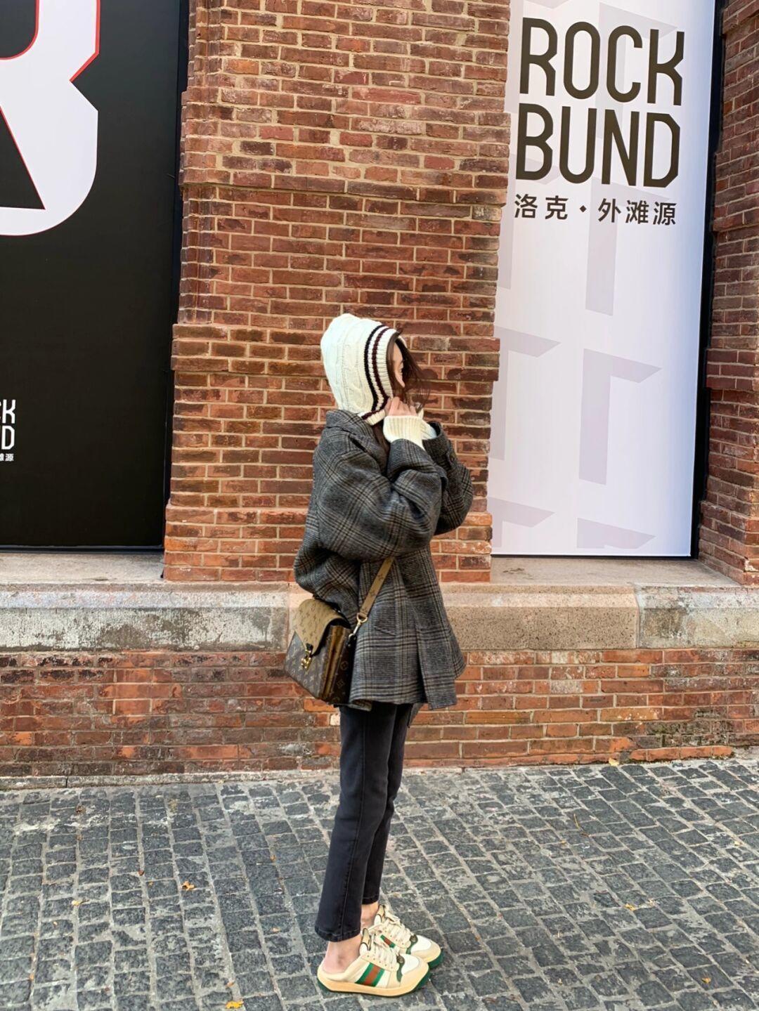 牛仔裤 冬天牛仔裤这样穿才叫洋气,这些搭配简约日常又时髦,谁穿谁美