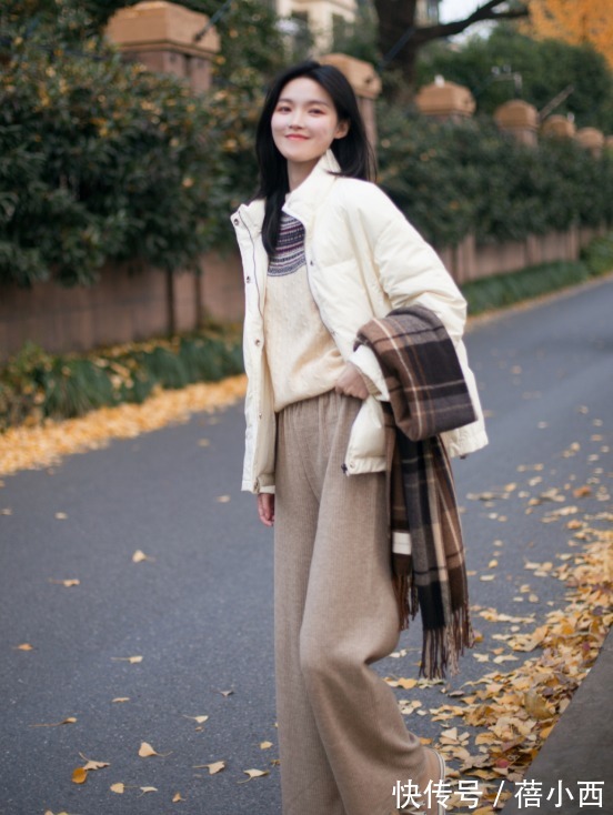 紫色 羽绒服流行“穿短不穿长”,搭配半身裙真优雅、搭配牛仔裤真时髦