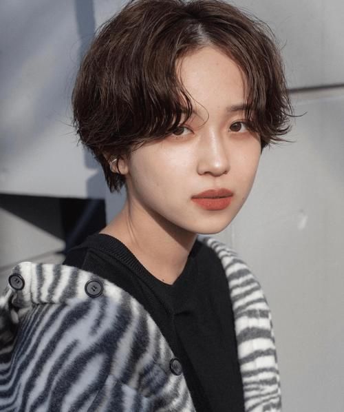 女生巨显老的4款发型，你可千万别剪