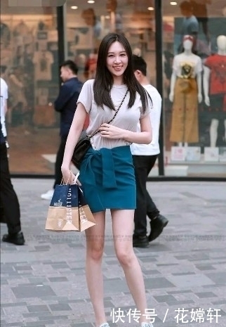 美女一袭蓝色长裙,惊铯的容貌,网友 有妖气