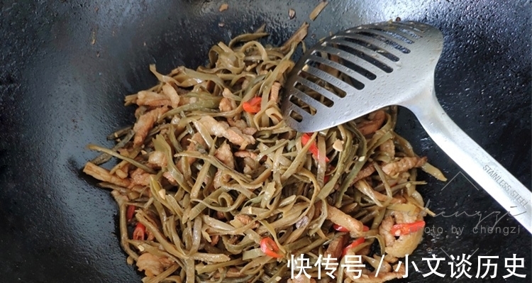 肥肉|8月太阳正好，此食材多买点，焯水后晒成干菜，冬天炖肉吃贼香