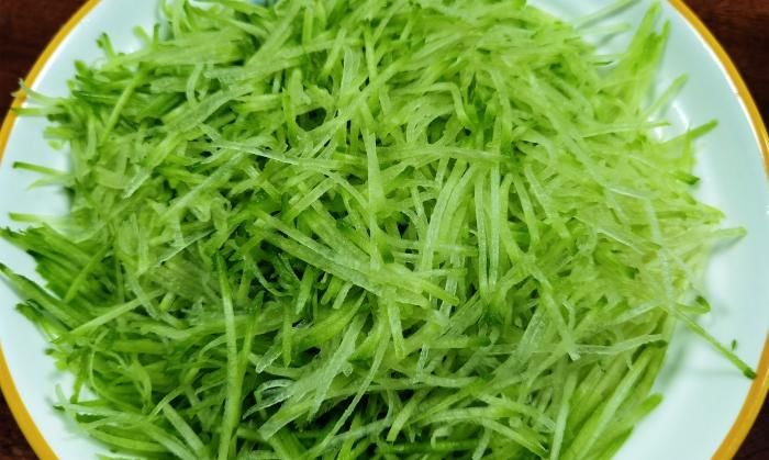 天冷了,吃这菜正当时,价格便宜营养高,简单一蒸,热乎乎真解馋