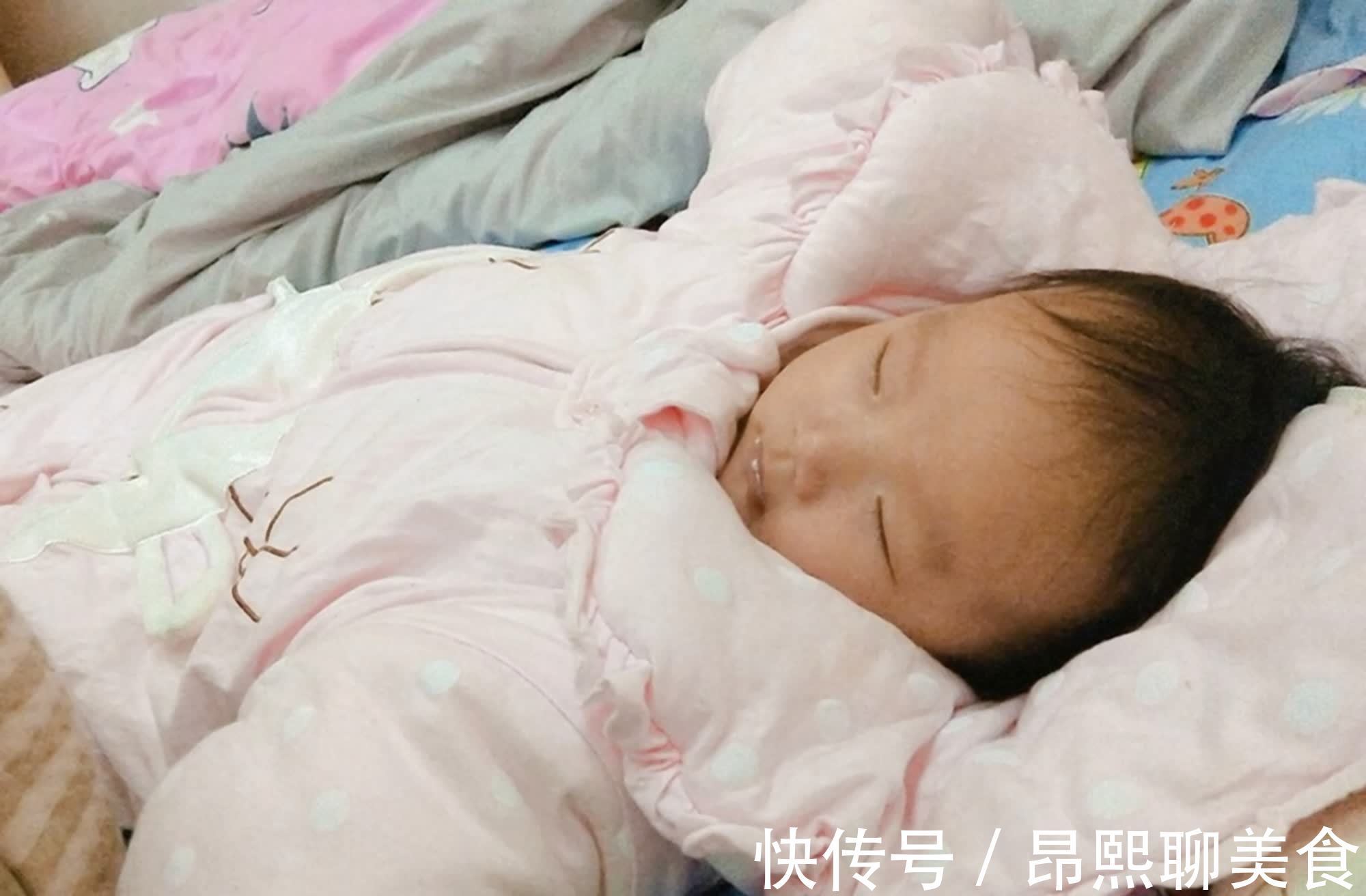 小雯|抱着睡、放下醒的“睡渣”宝宝,你家有同款吗?这几招或许有效