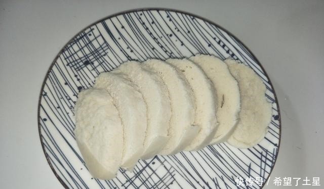 炸馒头片时，鸡蛋里面多加1样，馒头片不吸油，外酥里嫩真好吃