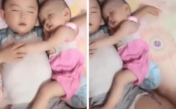 好奇|熟睡的兄妹俩脸上挂着笑意,妈妈好奇的掀开被子,真是暖哭了