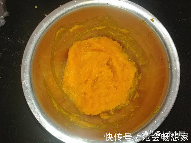 南瓜饼这么做,吃了一个还想吃一个,又香又糯!