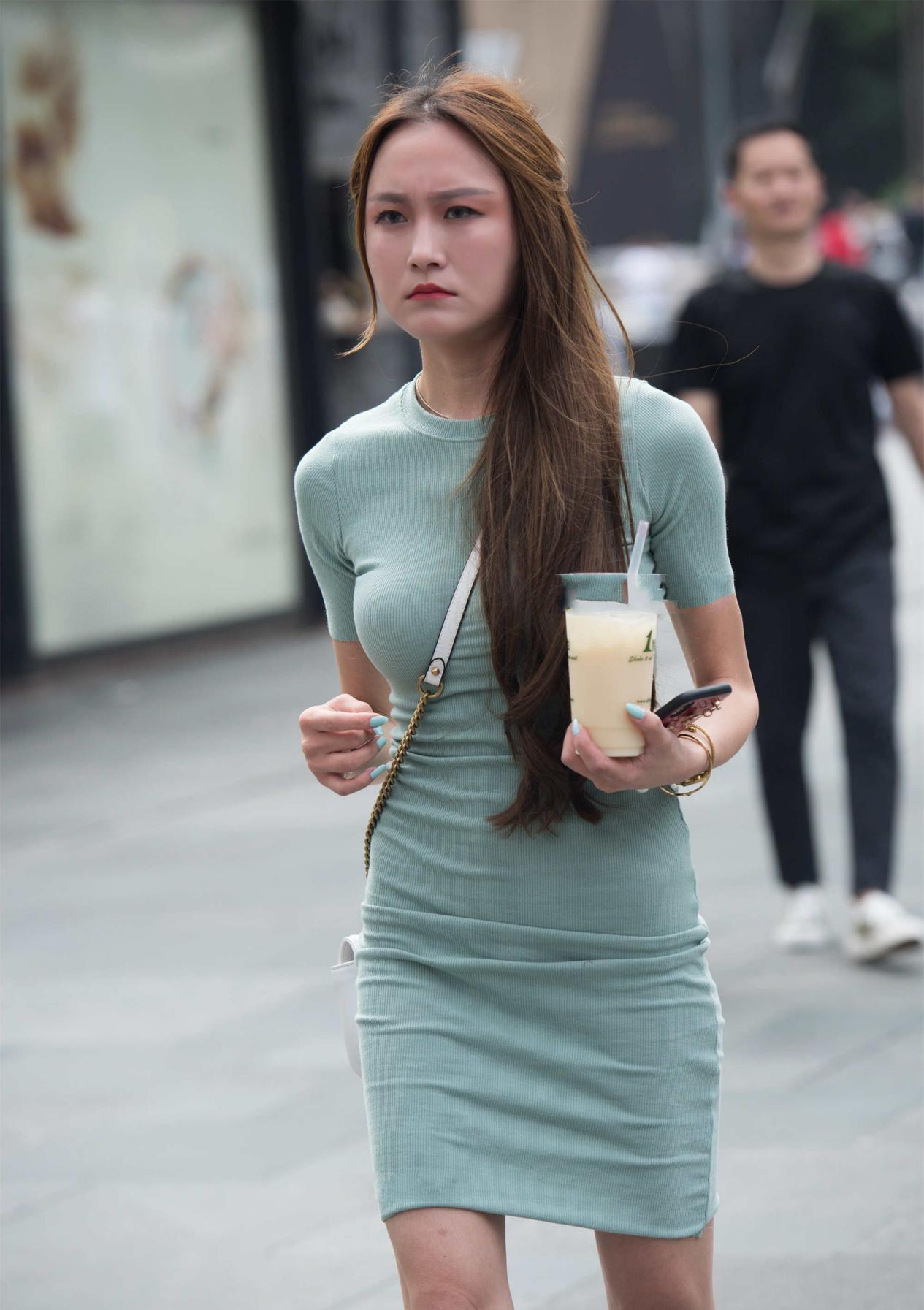 毛衣裙|绿色毛衣裙，搭配铆钉白色高跟鞋，同色系美甲时尚洋气