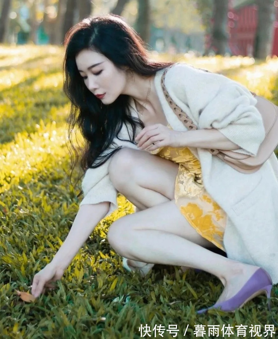 吊带 真丝吊带小裙子,大大的开衫,紫色高跟鞋,有漫不经心,慵懒风情