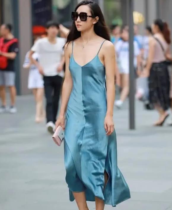 街拍:身材苗条时尚靓丽,轻盈柔美的连衣裙很显青春风姿