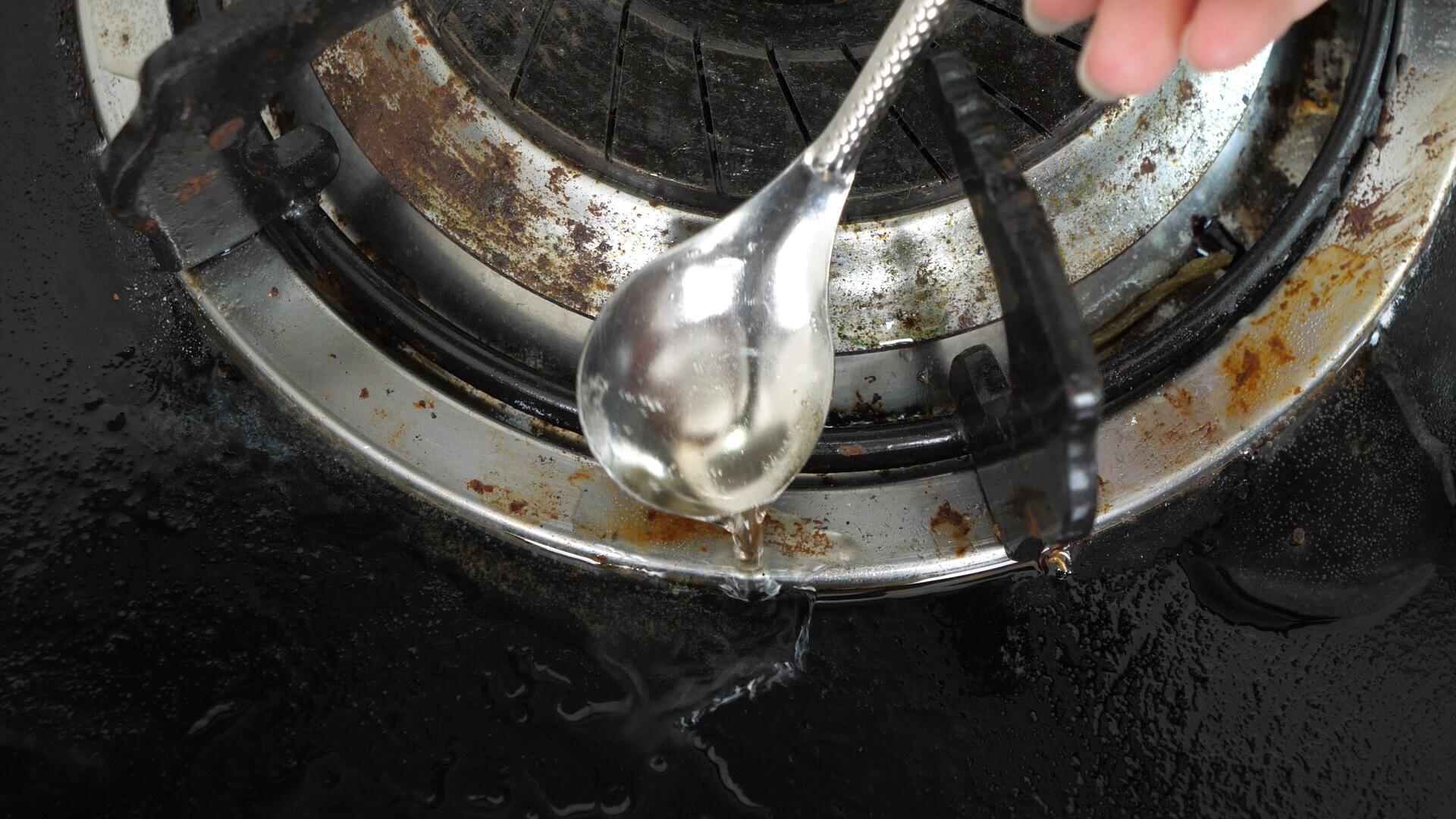 燃气灶台别用清洁球擦了,教你两个小窍门,两分钟擦得跟新的一样