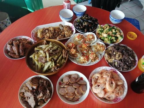 各地网友年夜饭大比拼，12桌菜各有特色，网友：最后一桌太寒酸