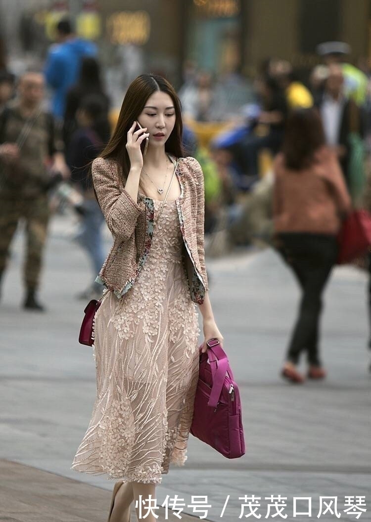 靓丽|街拍青春靓丽的美女姐姐,如沐春风,好像恋爱的感觉!