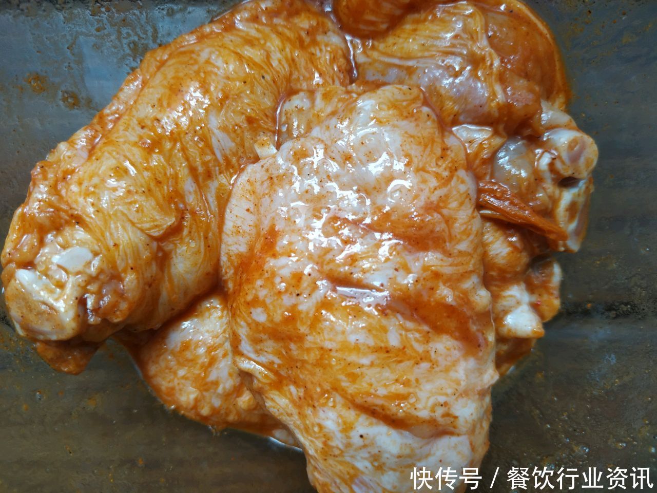 奥尔良|奥尔良烤翅,再裹面包糠就过时了,裹上它,酥脆作响会掉渣