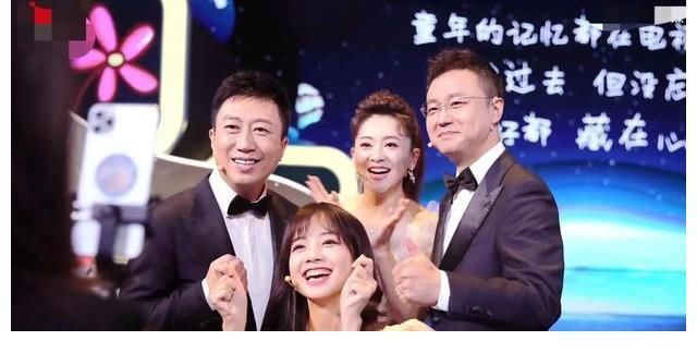 央視九位主播古裝驚艷亮相,王冰冰甜美,李梓萌月亮姐姐20年沒變