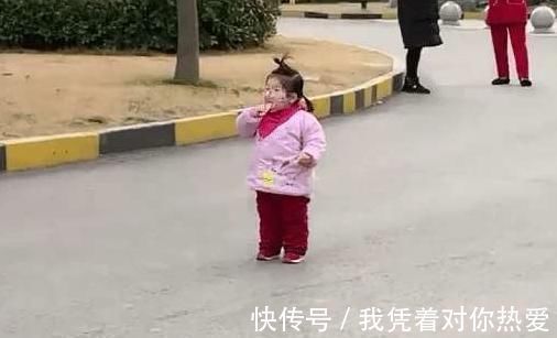 父母|宝宝戴着口罩,还能吃饼干,似乎总感觉哪里不对劲,萌翻了!