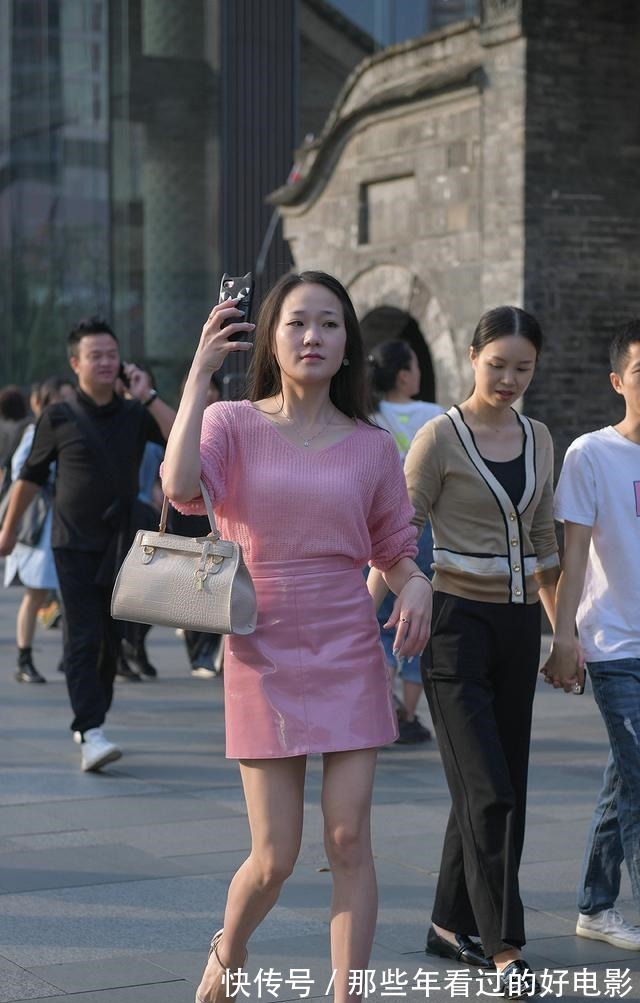 熟龄 熟龄女人穿粉色,搭配白色尖头细跟鞋,显年轻更有女性魅力!