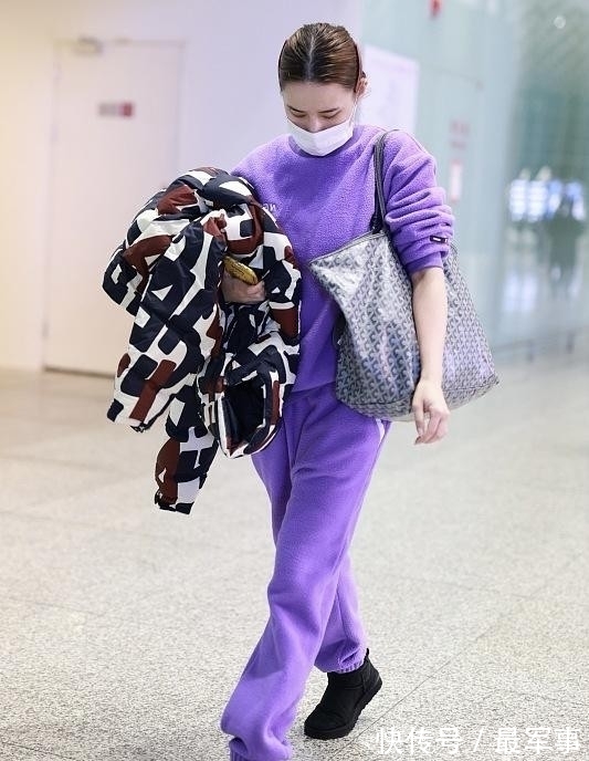 富二代 何超莲虽然长得好看,却不怎么像富二代,日常的穿搭太普通了