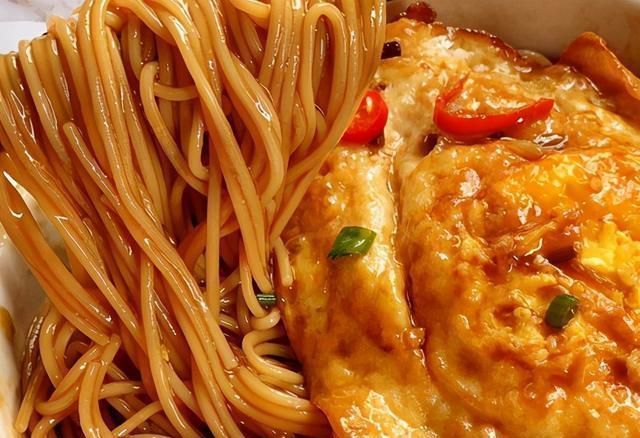 荷包蛋|面条别只会煮着吃,学会1个新吃法,简单还解馋,我家一周吃3次