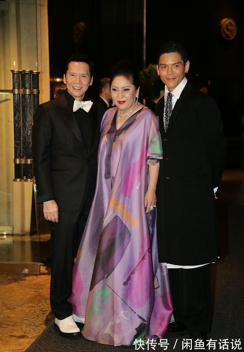 造型|向太真没法低调,穿白衬衫挂一大堆珍珠项链,一看就是高级贵妇