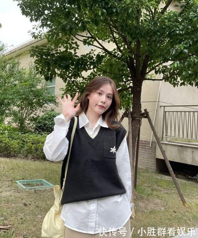 马甲 想显高显瘦不如试一下叠穿，毛衣马甲配白色衬衫和半身裙，超洋气