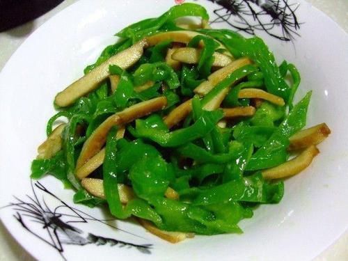 老太|女性不想老太快，要常吃此菜，皱纹少了，皮肤细腻了，视力明亮了