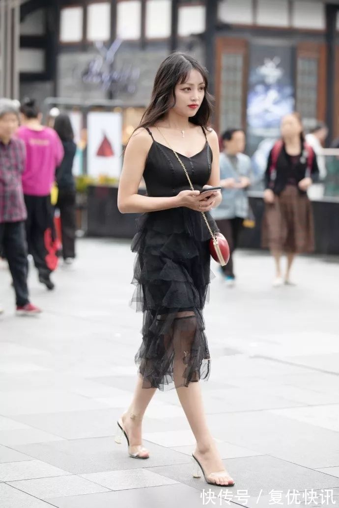 小姐姐|街拍:白色T搭配牛仔裤,小姐姐轻轻抚摸头发很美,笑容甜美可爱