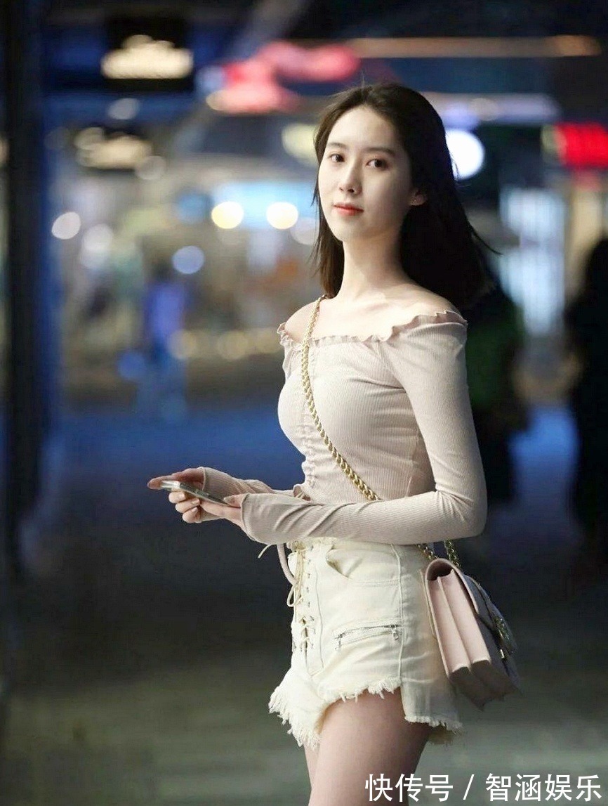 大长腿 美女小姐姐超短裤秀完美大长腿,配置的不一样,彰显时髦特征