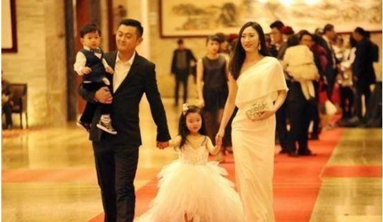 白女士|幼儿园新年联欢成“贵族晚宴”,家长带娃盛装走秀,网友:养不起