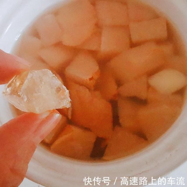 马蹄雪梨甜汤，清甜去火，适合秋冬季节