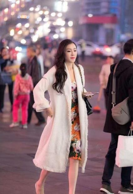 长发|街拍长发美女身穿黑色吊带背心,飘逸长发展露十足魅力