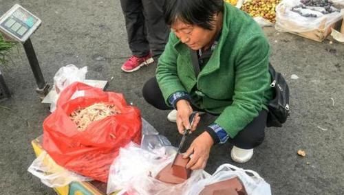 口感|大妈街边卖“液态肉”，口感和豆腐一样，原材料让胆小者不敢下口！