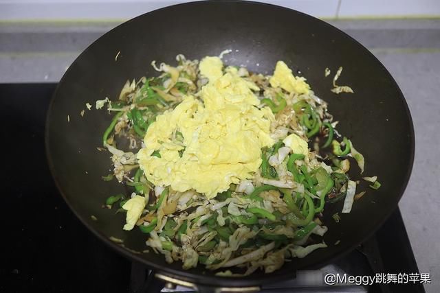 保鲜袋|夏天犯懒不爱做饭，10分钟搞定1锅鸡蛋青椒炒面，全家如狼似虎