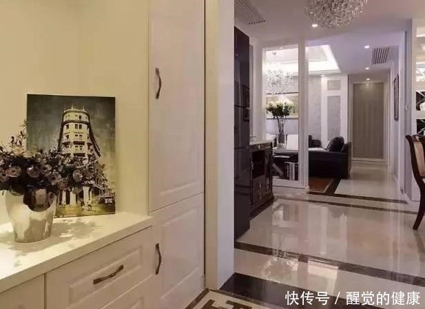 玄关|值得借鉴的轻奢风新房，玄关很“人性化”，简单轻装饰很舒服！