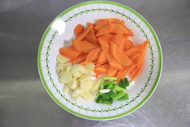 凉拌|秋葵别老凉拌了,和这2种菜同炒倍儿下饭,脆嫩鲜香有滋味