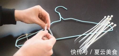 袜子|衣架上绑几根扎带, 放阳台上太实用了, 解决了困扰大家的一个难题