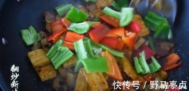 青红椒|五花肉炒豆腐最好吃的做法，简单美味又下饭，看看你喜欢吃不？