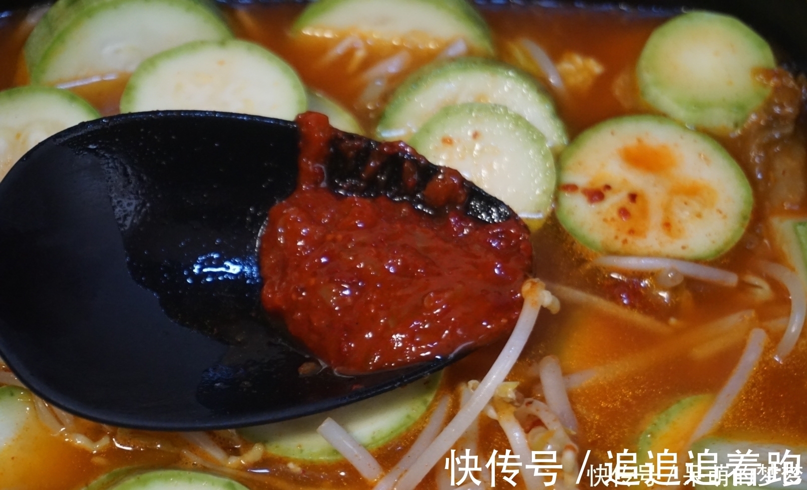 辣白菜|几天不吃就馋的韩式辣白菜火锅,比麻辣烫简单,全家吃光盘不浪费