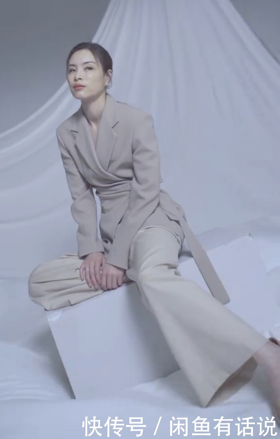 气质优雅|吴敏霞罕见露面,穿西装配阔腿裤拍时尚大片,气质优雅不输女星