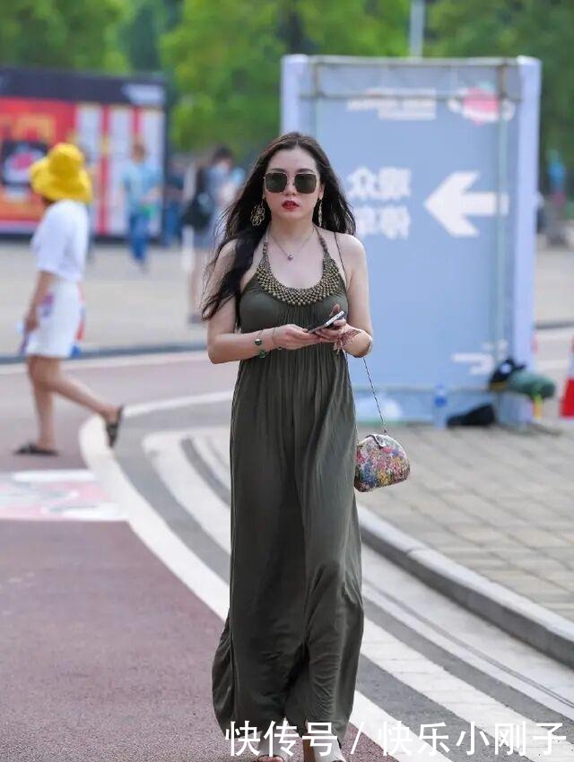 连衣裙|时髦美丽的连衣裙穿搭尽显青春姿态，穿出时尚风采，精致生动