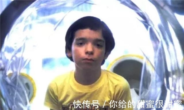 宇航服|“泡泡男孩”：12岁才走出隔离罩，在死亡前第一次触摸到了妈妈