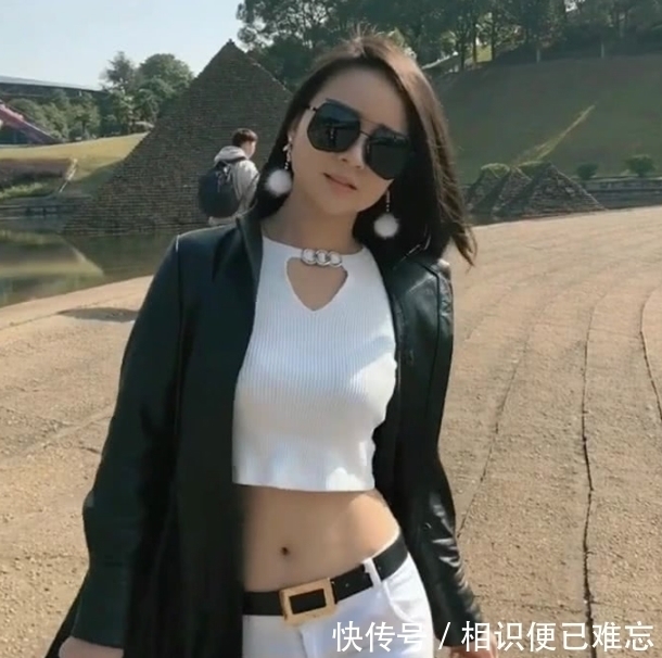 迷人|街拍:霸气美女时尚穿搭,好身材惹人注目,彰显迷人魅力