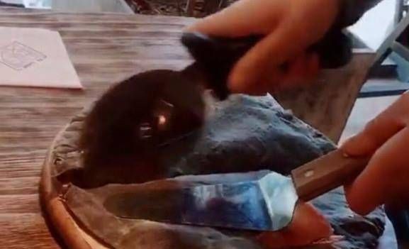 没吃过|头一次吃披萨,服务员欺负我没吃过披萨,给我上了一个什么东西