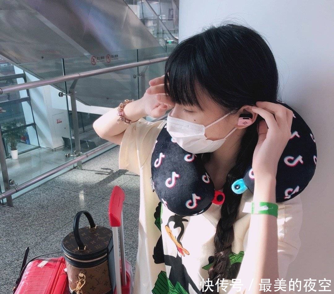 蔡萝莉|真富婆!蔡萝莉搬家一堆JK裙放不下,直接1块钱打包送