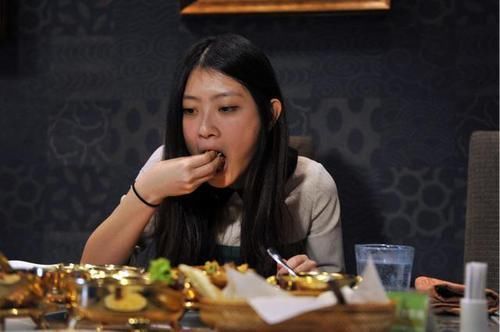 日本|真够厉害的日本美女到中国吃饭,咬牙点了两份菜,看到账单后呆了