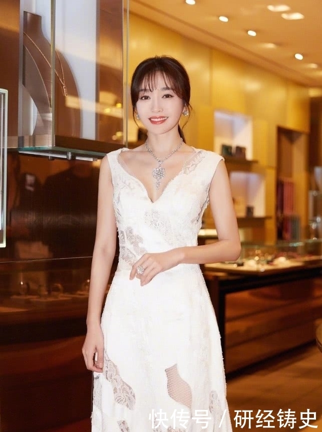 保守|一向保守的秦岚，这次穿白裙耍了“小心机”，吸引了全场的目光！