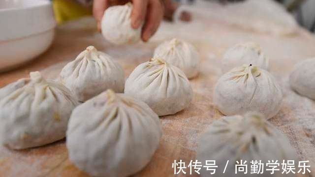 步骤|蒸白菜包子有诀窍,教你发面调馅对的做法,馅香皮软,一吃就上瘾