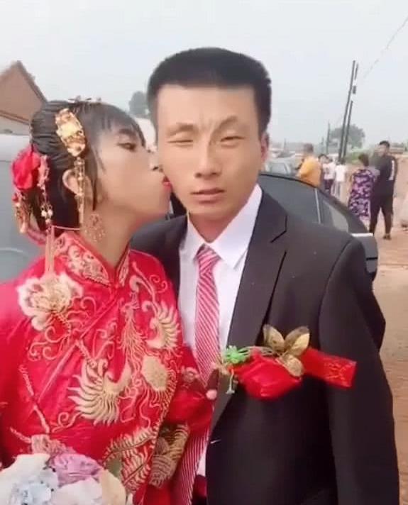 鞋拔子脸 “鞋拔子脸”新娘走红,当她亲吻新郎那一刻,网友:又相信爱情了