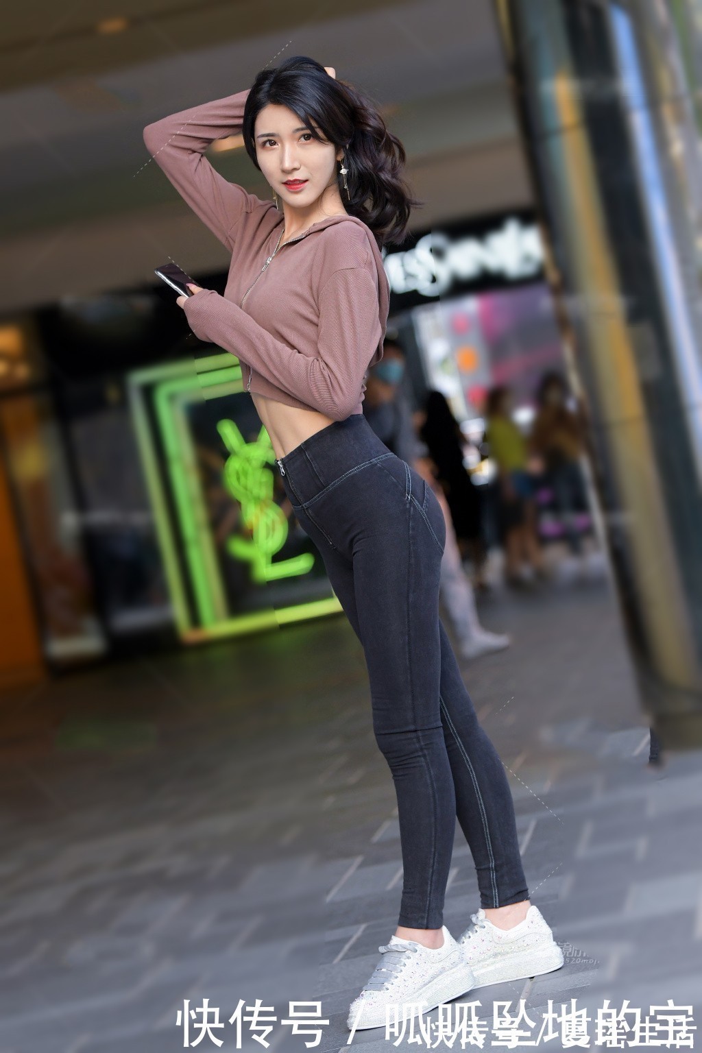 小白鞋 牛仔裤+针织衫搭配小白鞋,休闲时尚,秋冬季这么穿又美又显瘦!